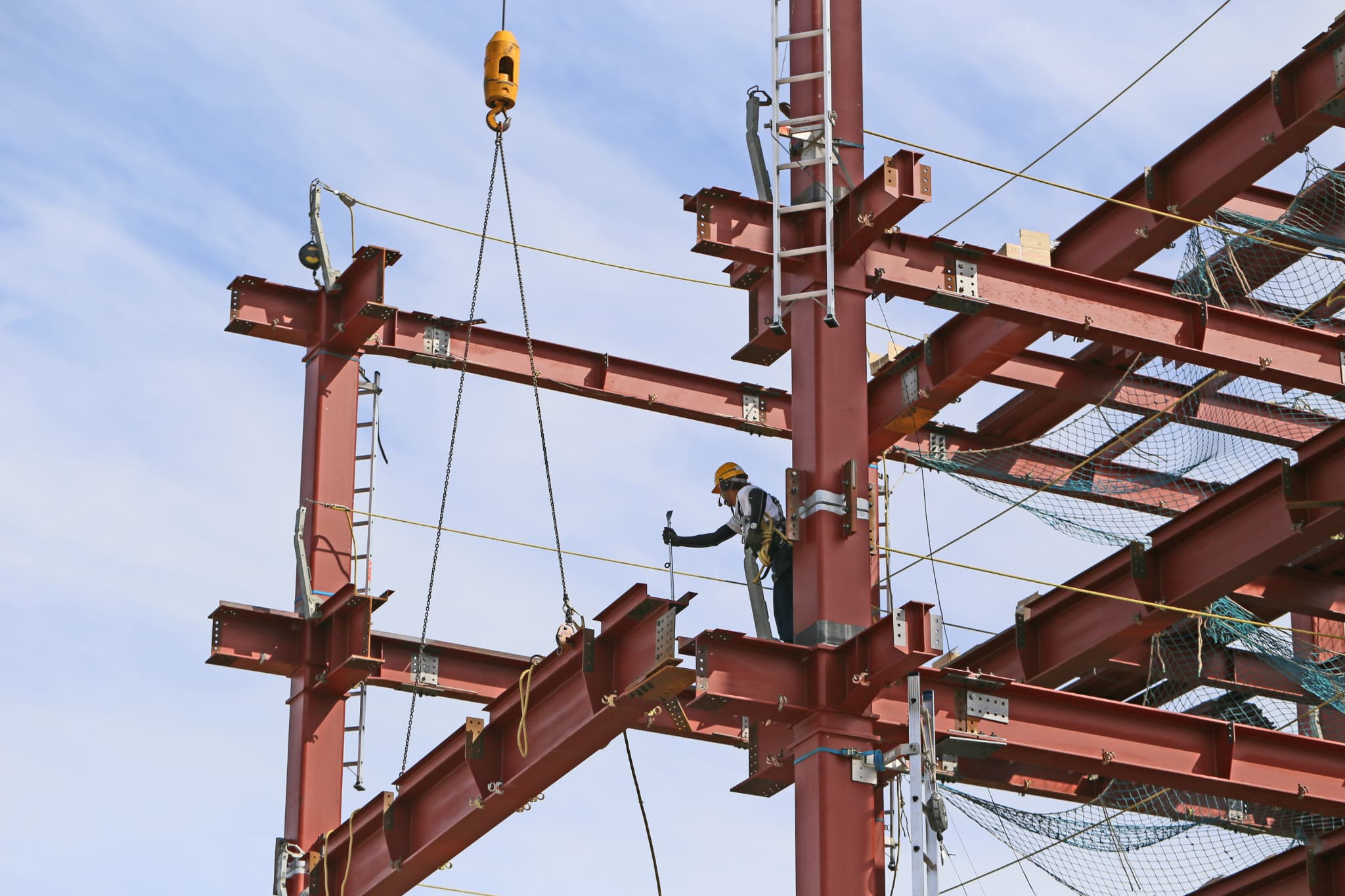 鉄骨鳶になるには？鉄骨建方工事の仕事内容と必要なスキルを解説